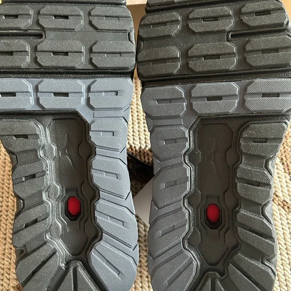 Mizuno Men's Gray and Black Athletic Shoes. Brand new with box 🤗 - Picture 5 of 10